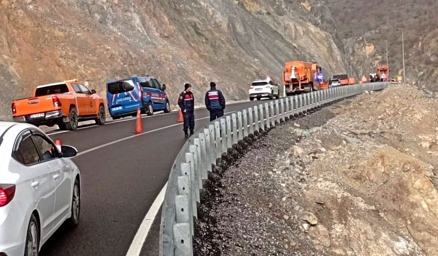 Doğanşehir Erkenek'te Heyelan Yolu Kapattı