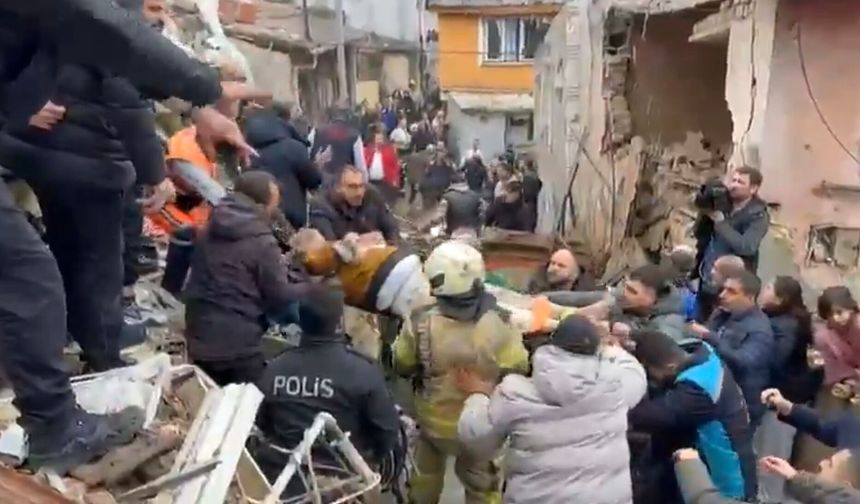 Fatih'te Doğal Gaz Patlaması: 2 Bina Çöktü, 7 Kişi Kurtarıldı