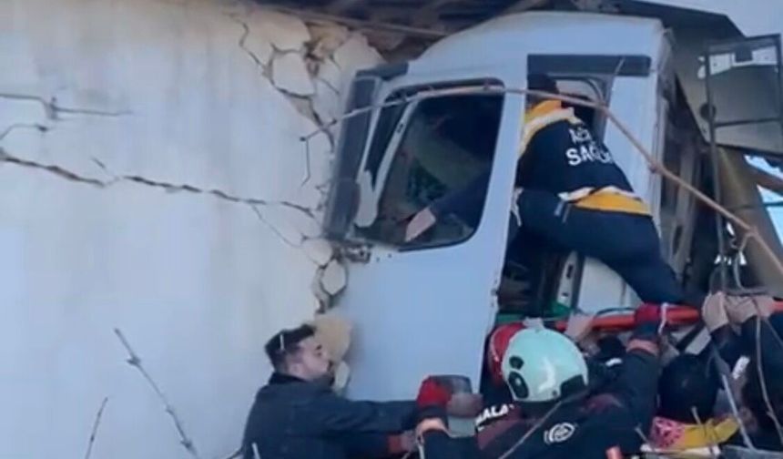 Freni Patlayan Kamyon Eve Girdi: Sürücü Yaralandı