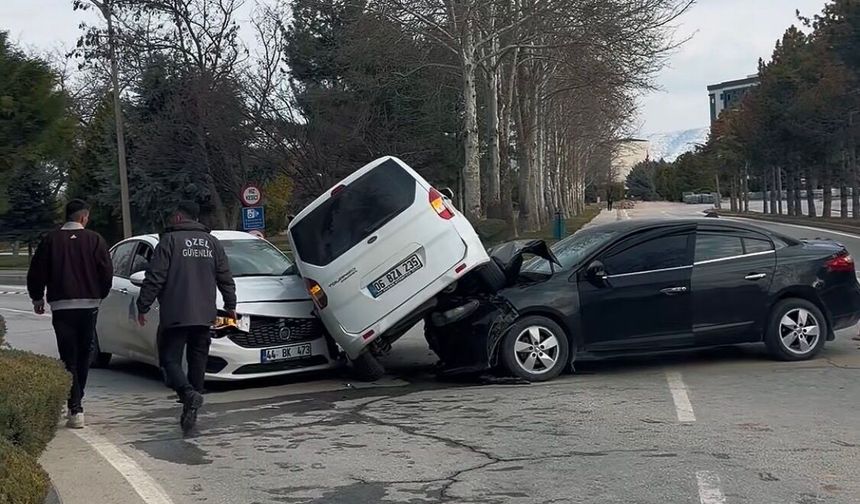 İnönü Üniversitesi Kampüsünde 3 Araçlı Kaza
