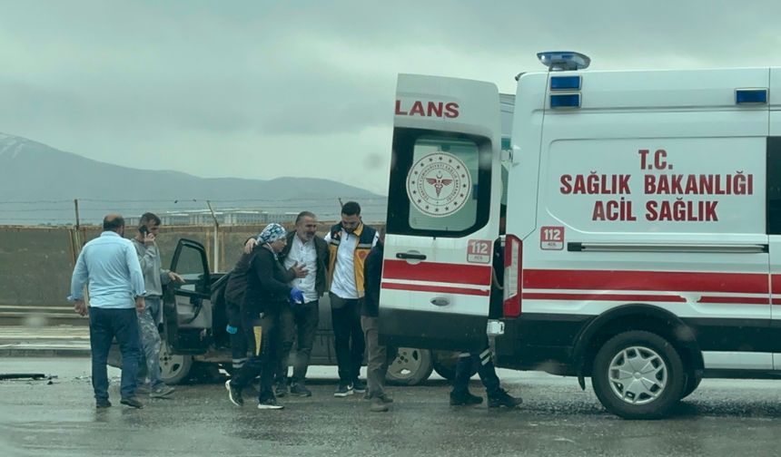 Kuzey Kuşak Yolu'nda İki Araç Çarpıştı: 1 Yaralı