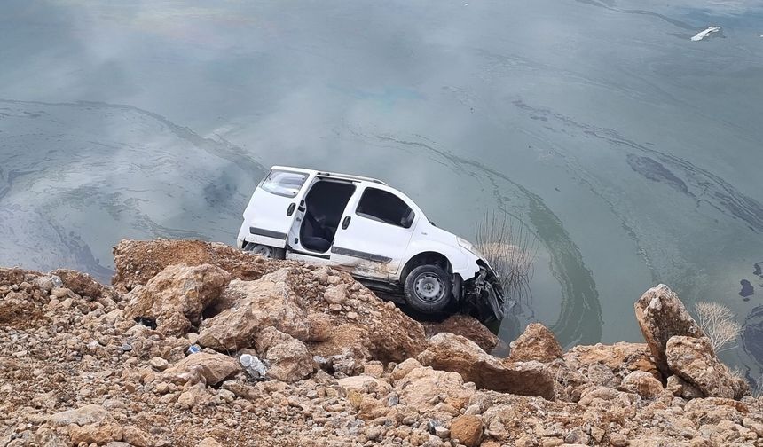 Malatya'da Beylerderesi Göleti'ne doğru yuvarlanan otomobil, suya düşmesine ramak kala durdu