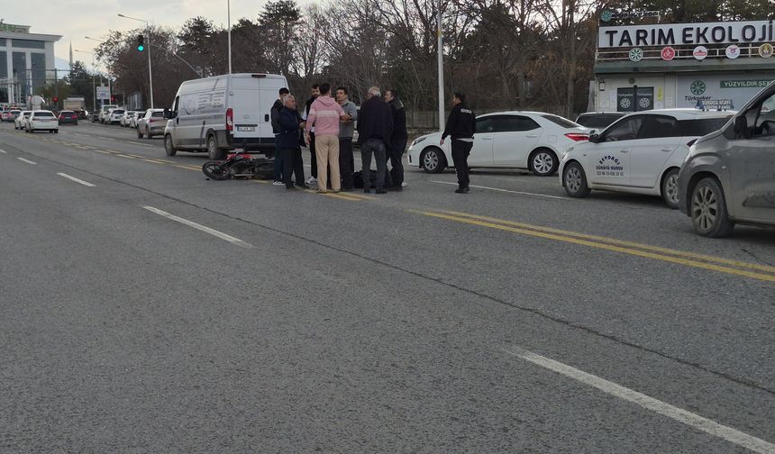 Otomobilin Çarptığı Motosiklet Sürücüsü Yaralandı
