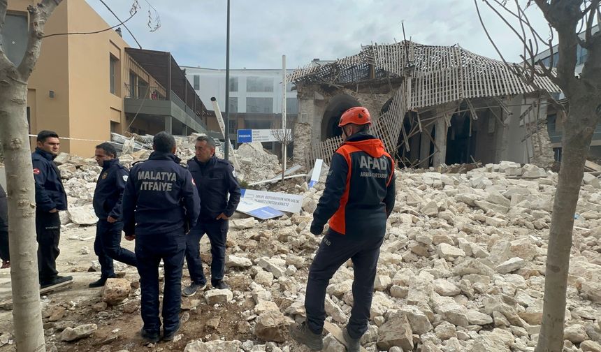 Restorasyon Yapılan Tarihi Camide Çökme: 1 Yaralı