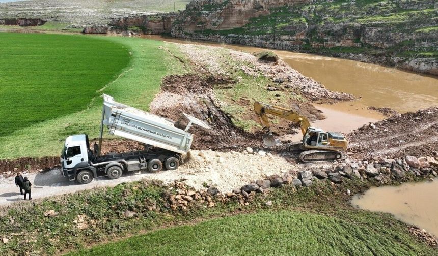 Şanlıurfa Viranşehir'de Sel Hasarlarına Karşı Menfez ve Yol Onarımları Devam Ediyor