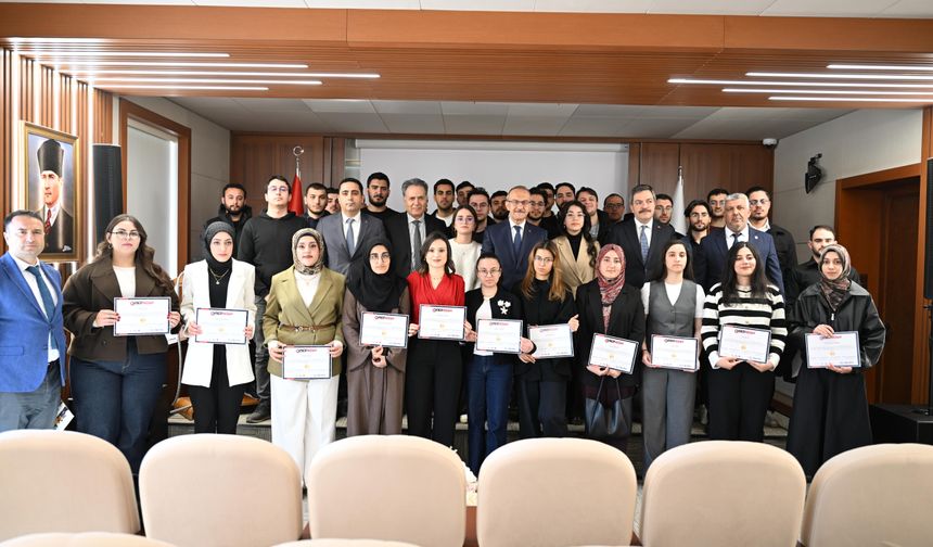 Vali Yavuz, Siber Vatan Programı Sertifikalarını Takdim Etti