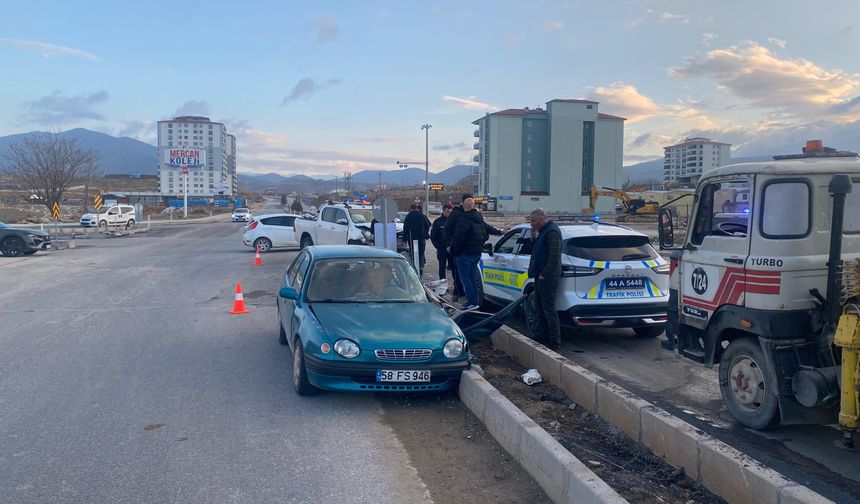 Yeşilyurt'ta Otomobil İle Pikap Çarpıştı: 1 Yaralı