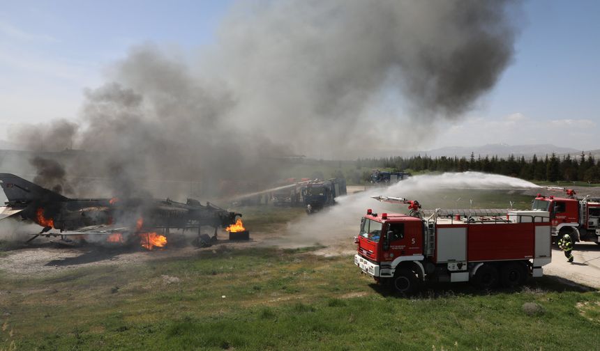 7. Ana Jet Üssü'nde Nefes Kesen Uçak Yangını Tatbikatı