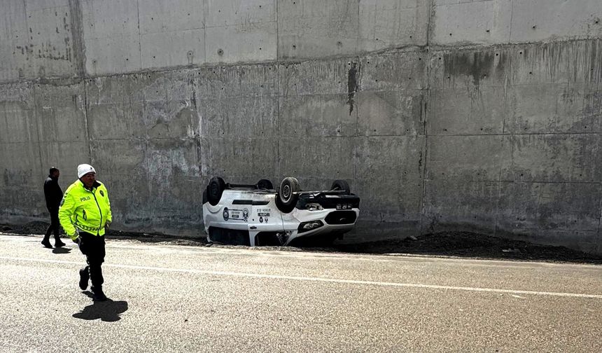 Akçadağ'da Belediye Personelini Taşıyan Araç Kaza Yaptı