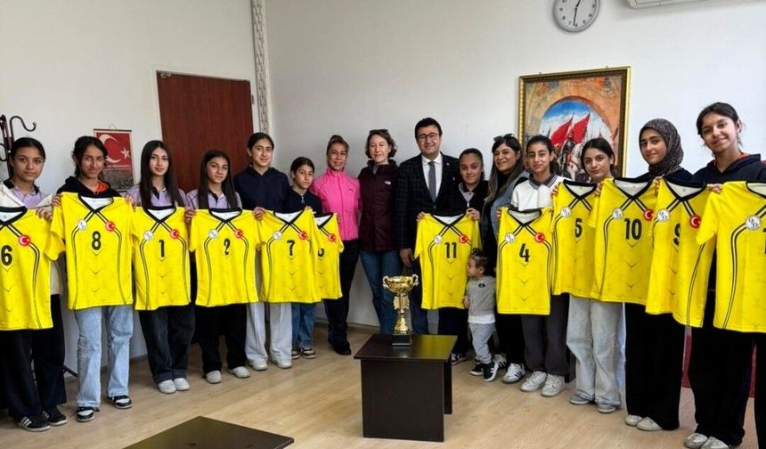 Anadolu Set Voleybol Ekibinden Anlamlı Destek