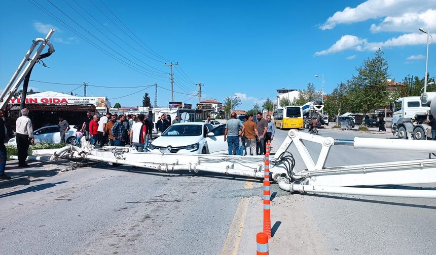 Battalgazi'de İnşaat Kazası: Beton Pompası Caddeye Devrildi