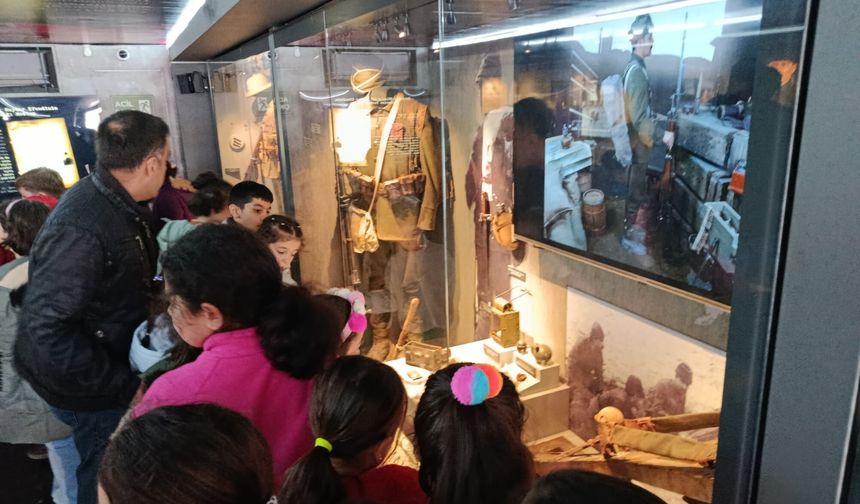 Çanakkale Mobil Müzesi Darende'de Ziyarete Açıldı: 'Savaşın İzleri Vitrinde Anlatılıyor'