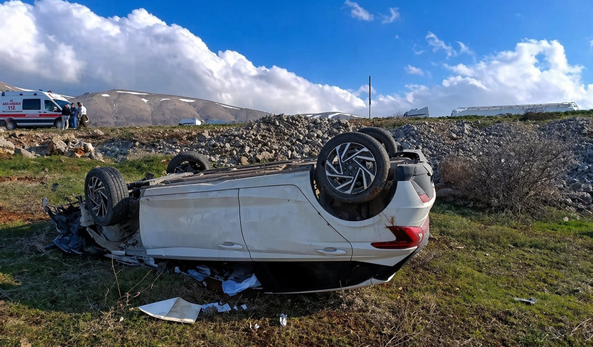 Doğanşehir'de Otomobil Şarampole Devrildi: Doktor Yaralandı