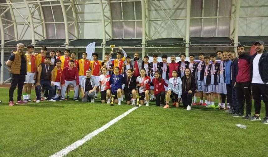 Galata Spor Turnuvada Hem Kızlar Hem Erkeklerle Mücadele Etti