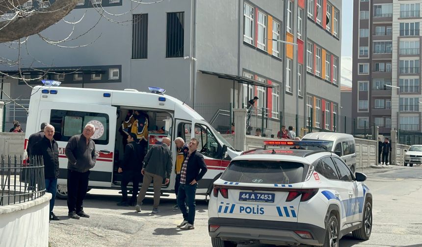 Lise Öğrencileri Arasında Bıçaklı Kavga: 4 Yaralı