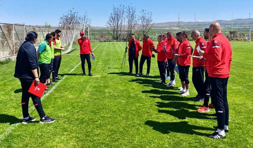 Malatya'da Bir İlk: Kaleci Antrenörleri Sahaya İndi