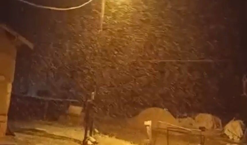 Malatya'da Hava Değişti: Yağmur Doluya, Yüksek Kesimlerde Kara Dönüştü