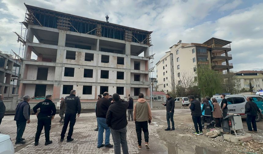 Malatya'da İnşaatta Kriz: Parasını Alamayan İşçi Çatıya Çıkarak İsyan Etti