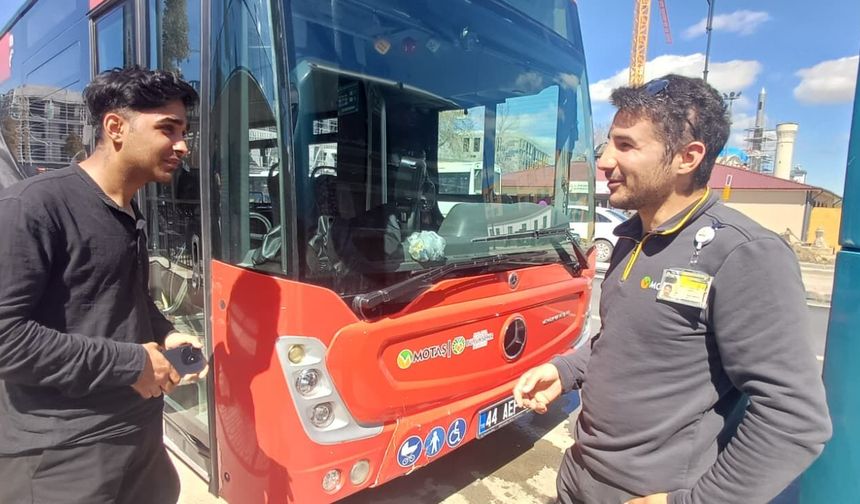 Otobüste Türkü Sürprizi: 21 Yaşındaki Genç Yolculara Moral Oldu