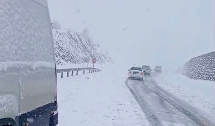 Pütürge Yolunda Kar Esareti: Araçlar Mahsur Kaldı