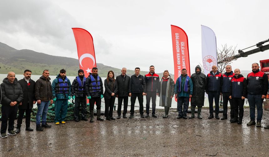 Tunceli'de Uzunçayır Baraj Gölü'ne 1,5 Milyon Yavru Alabalık Bırakıldı