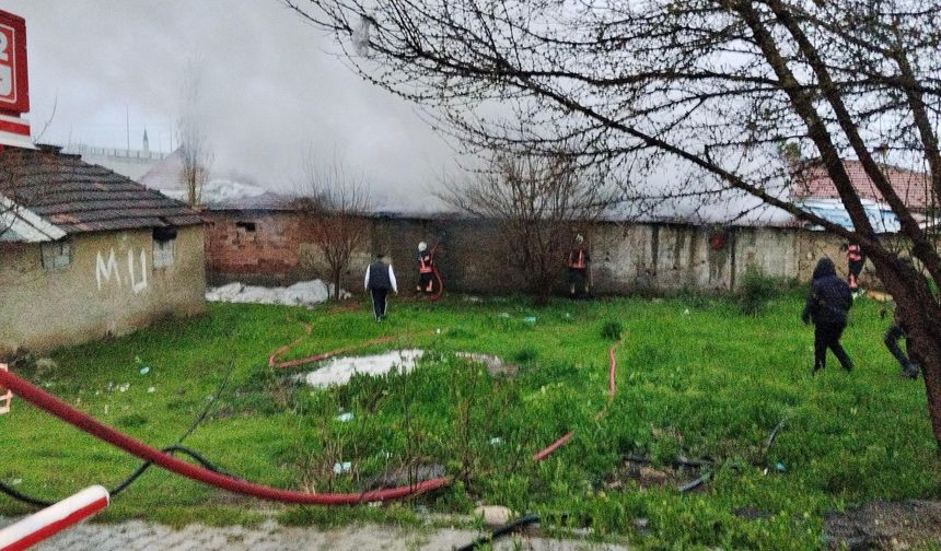 Yeşiltepe'de Depo Yangını Paniğe Neden Oldu