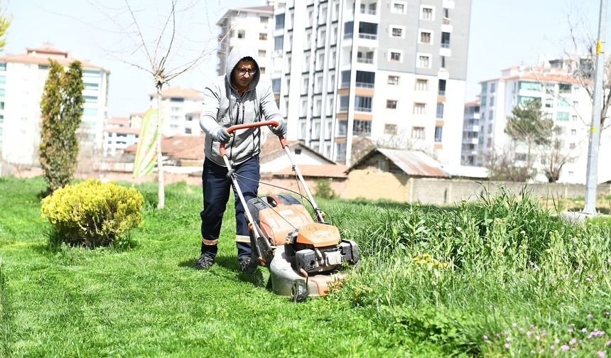Yeşilyurt'ta Yaz Hazırlığı: Park ve Yeşil Alanlar Yenileniyor