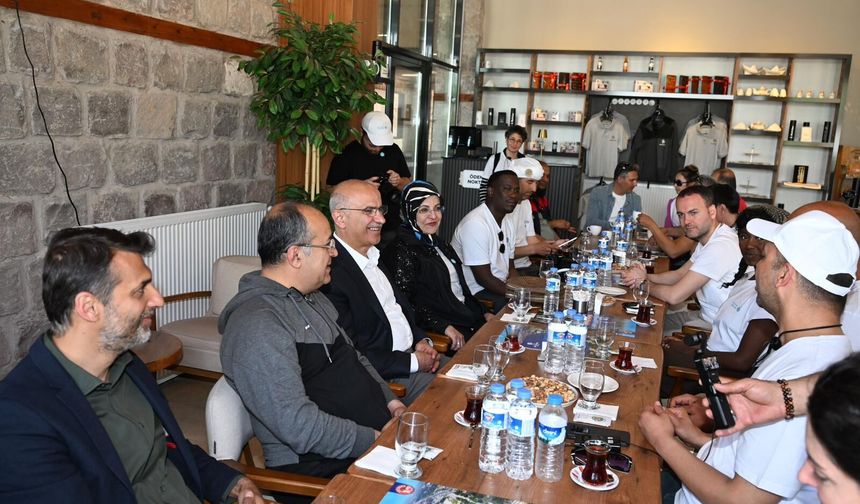 Başkan Er, 'İpek Yolu Kervanı' Üyeleriyle Bir Araya Geldi