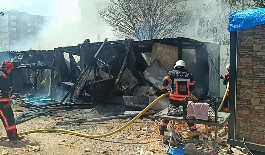 Bostanbaşı'nda Şantiye Yangını: 3 Konteyner Kullanılamaz Hale Geldi