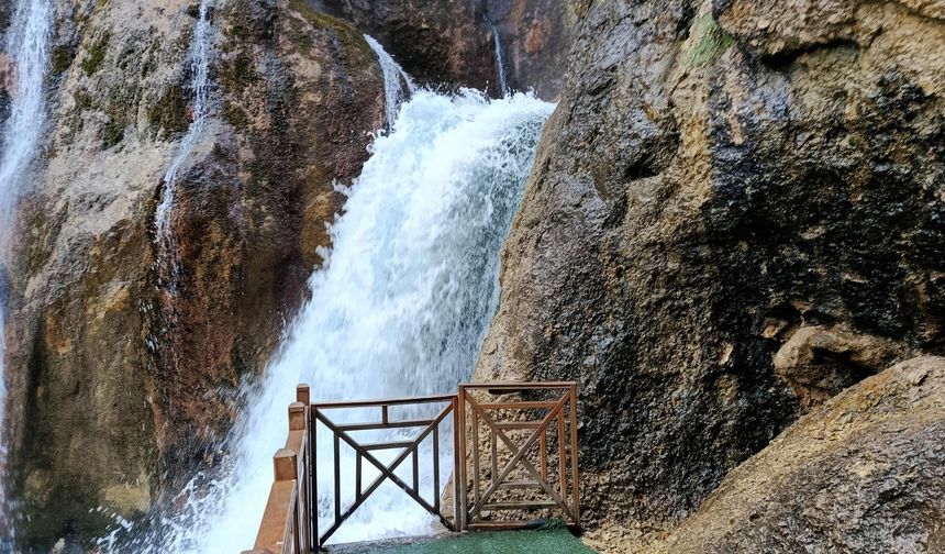Coşan Günpınar Şelalesi Ziyaretçi Akınına Uğradı