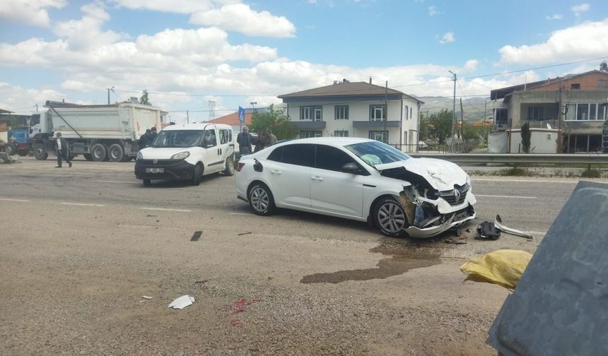 Doğanşehir'de İki Araç Çarpıştı: 2 Yaralı