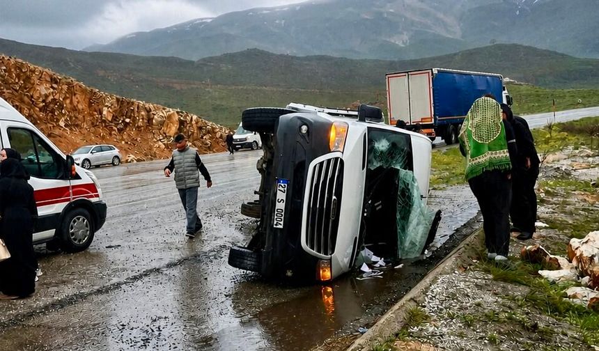 Doğanşehir'de Yolcu Minibüsü Yan Yattı: 12 Kişi Yaralandı