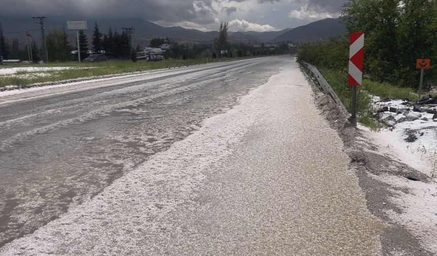 Dolu Yağışı Kayısı Bahçelerini Vurdu, Yollar Beyaza Büründü