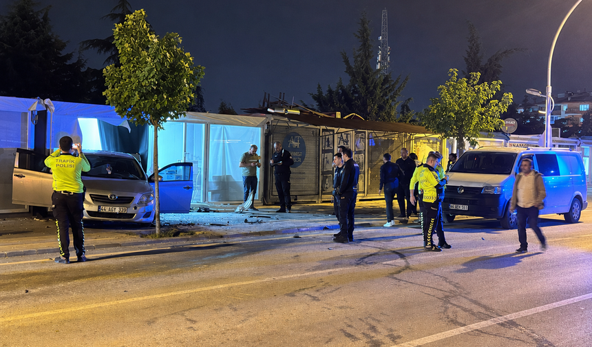 Güney Kuşak Yolu'nda Kaza: Araçlar Savrulup İş Yeri Ve Direğe Çarptı