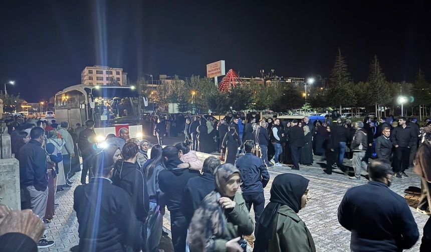 Kutsal Yolculukta Duygu Seli: İlk Hac Kafilesi Gözyaşlarıyla Uğurlandı