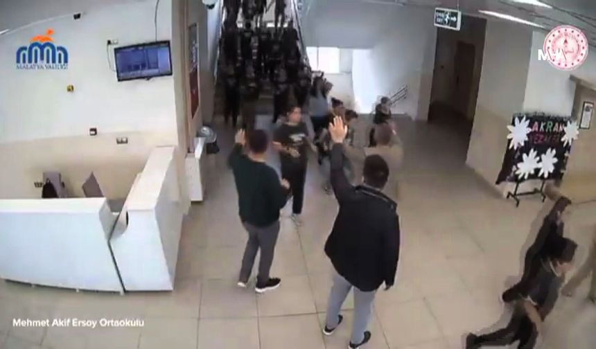 Malatya'da deprem paniği okul kameralarına yansıdı