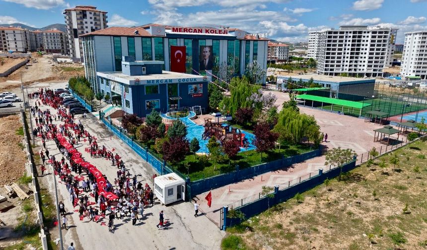 Mercan Koleji'nde 19 Mayıs Coşkusu