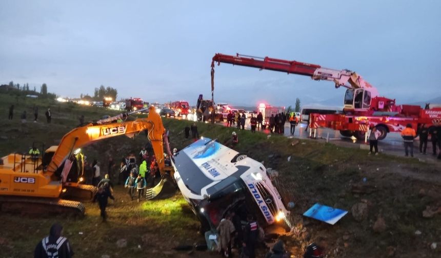 Otobüs Kazasında Yaralılar Hastanelere Kaldırılıyor