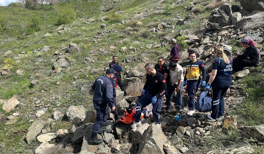Pütürge'de Kayalıklarda Mahsur Kalan Yaşlı Kadın Kurtarıldı