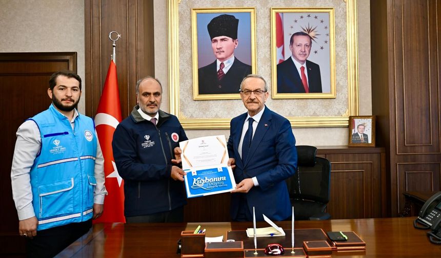 Vali Seddar Yavuz'dan TDV'ye Kurban Bağışı