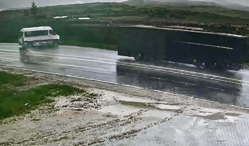 Yağış Kazayı Getirdi: Yolcu Minibüsü Şarampole Devrildi