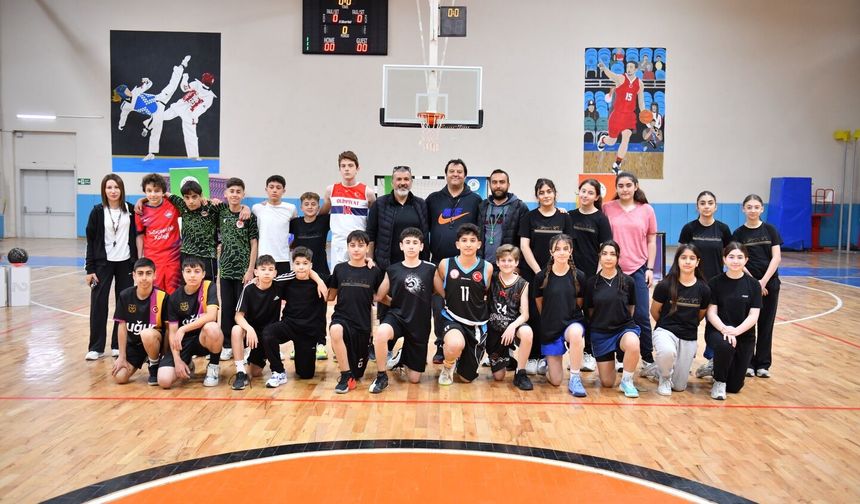Yeşilyurt Belediyesi'nin Basketbol Turnuvasında Dostluk Ve Rekabet Bir Arada Yaşandı
