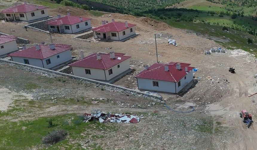 Ballıkaya Mahallesi'ndeki Deprem Konutlarında Teslim Gecikmesi Tepki Çekiyor