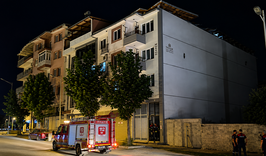 Halfettin'de Çatı Çöktü, Apartman Sakinleri Deprem Paniği Yaşadı