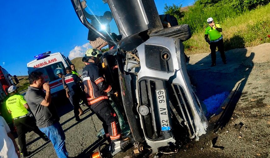 Kapıkaya Mevkiinde Hafif Ticari Araç Devrildi: 2 Yaralı