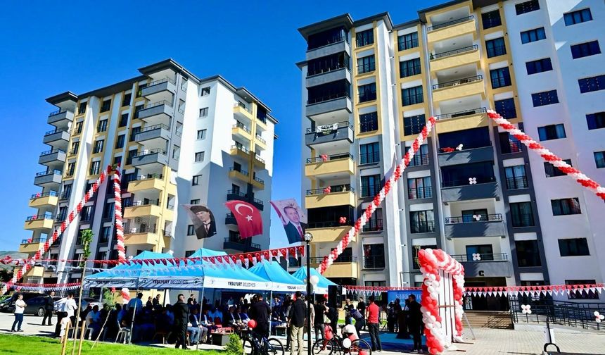 Kentsel Dönüşüm Projesi 'Yeşil Yaşam Evleri' Hak Sahiplerine Teslim Edildi