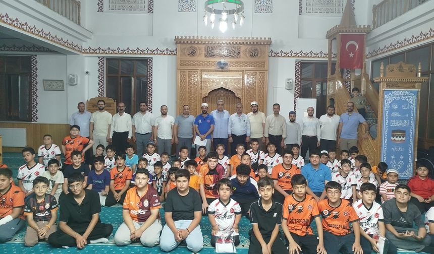Kur'an Kursu Öğrencilerine Forma Ve Çiğ Köfte İkramı