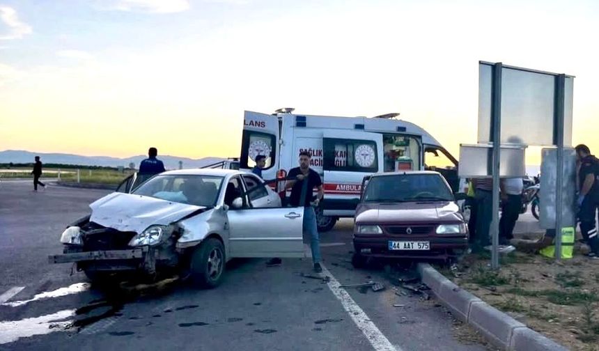 Kuzey Çevreyolu'nda İki Otomobil Çarpıştı: 2 Yaralı