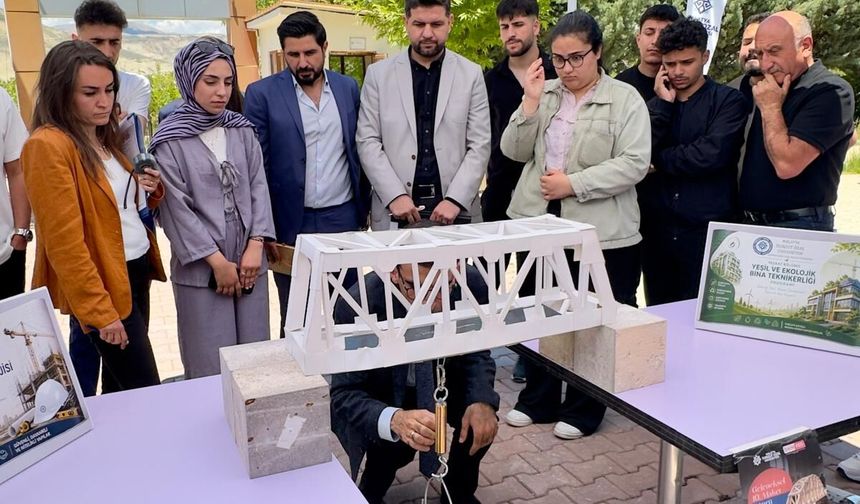Maket Köprü Yarışmasında Öğrenciler Yeteneklerini Sergiledi