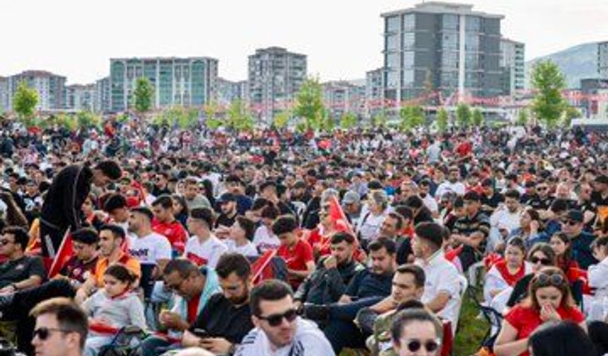 Malatya'da Milli Maç Coşkusu Dev Ekrana Taştı